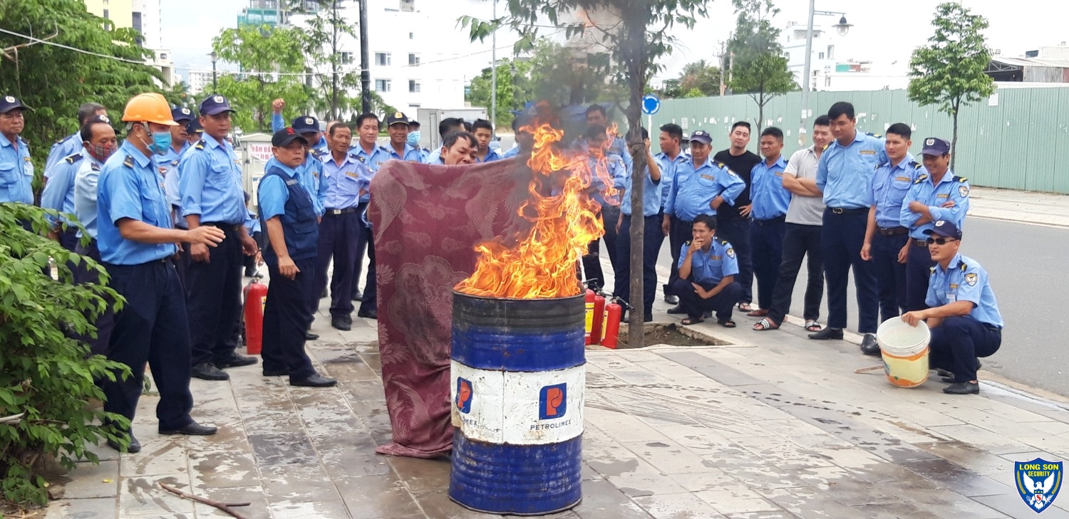 HUẤN LUYỆN PCCC CHO NHÂN VIÊN BẢO VỆ LONG SƠN