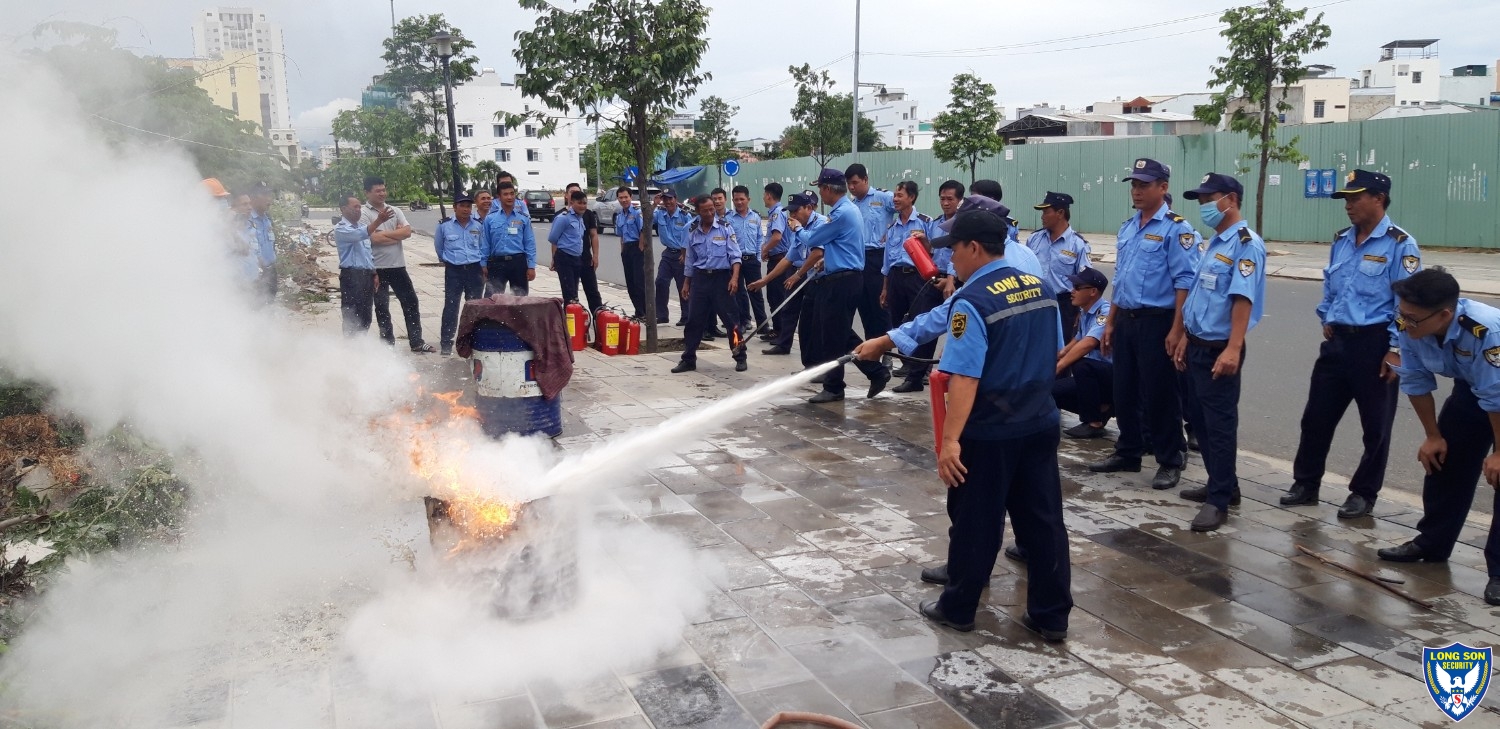 HUẤN LUYỆN PCCC CHO NHÂN VIÊN BẢO VỆ LONG SƠN