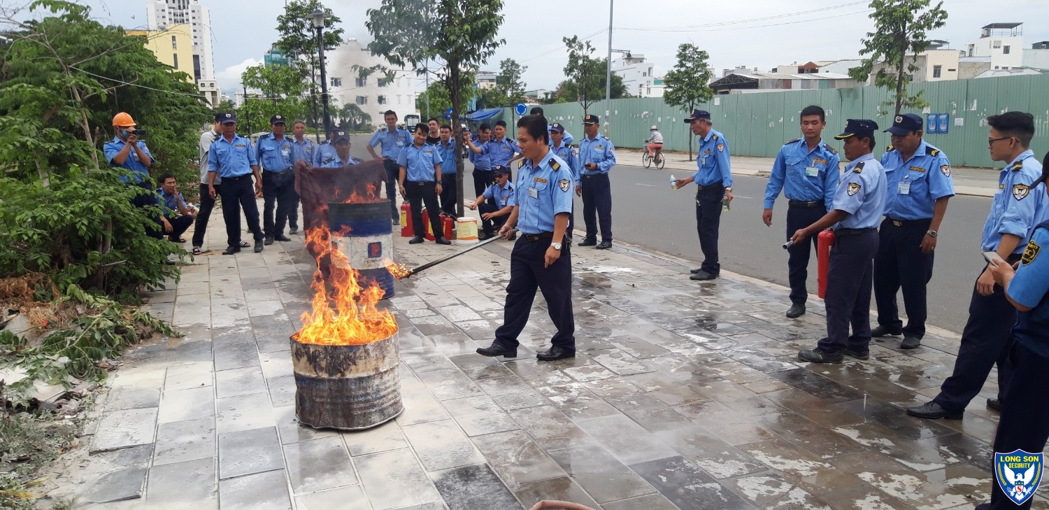 HUẤN LUYỆN PCCC CHO NHÂN VIÊN BẢO VỆ LONG SƠN