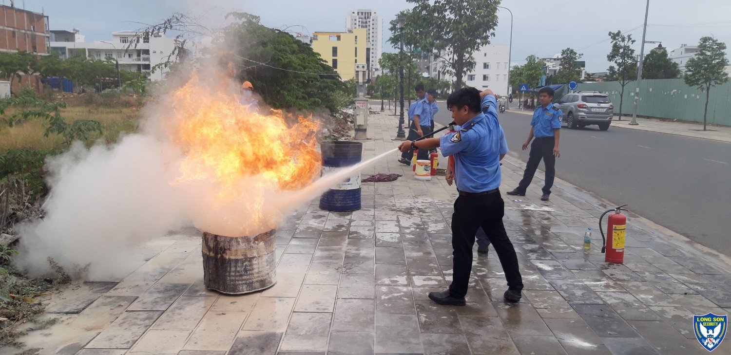 HUẤN LUYỆN PCCC CHO NHÂN VIÊN BẢO VỆ LONG SƠN