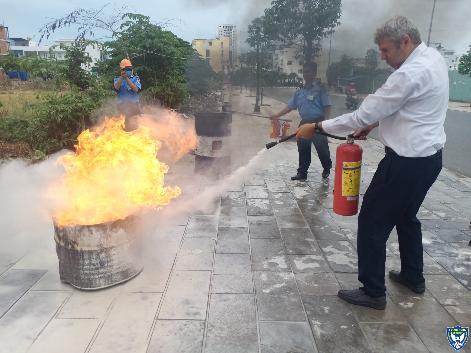 HUẤN LUYỆN PCCC CHO NHÂN VIÊN BẢO VỆ LONG SƠN