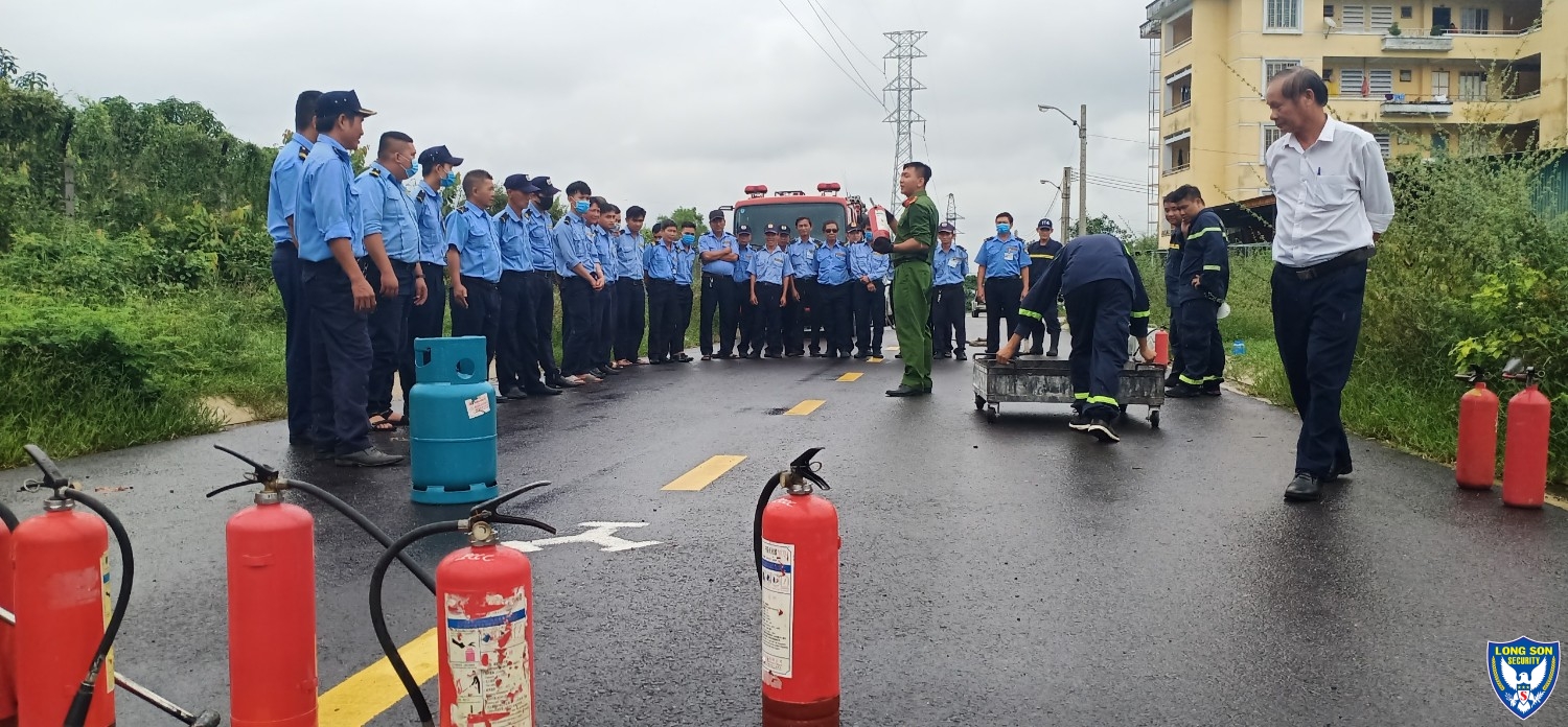 TẬP TUẤN PCCC VỚI CẢNH SÁT PHÒNG PCCC VÀ CNCH