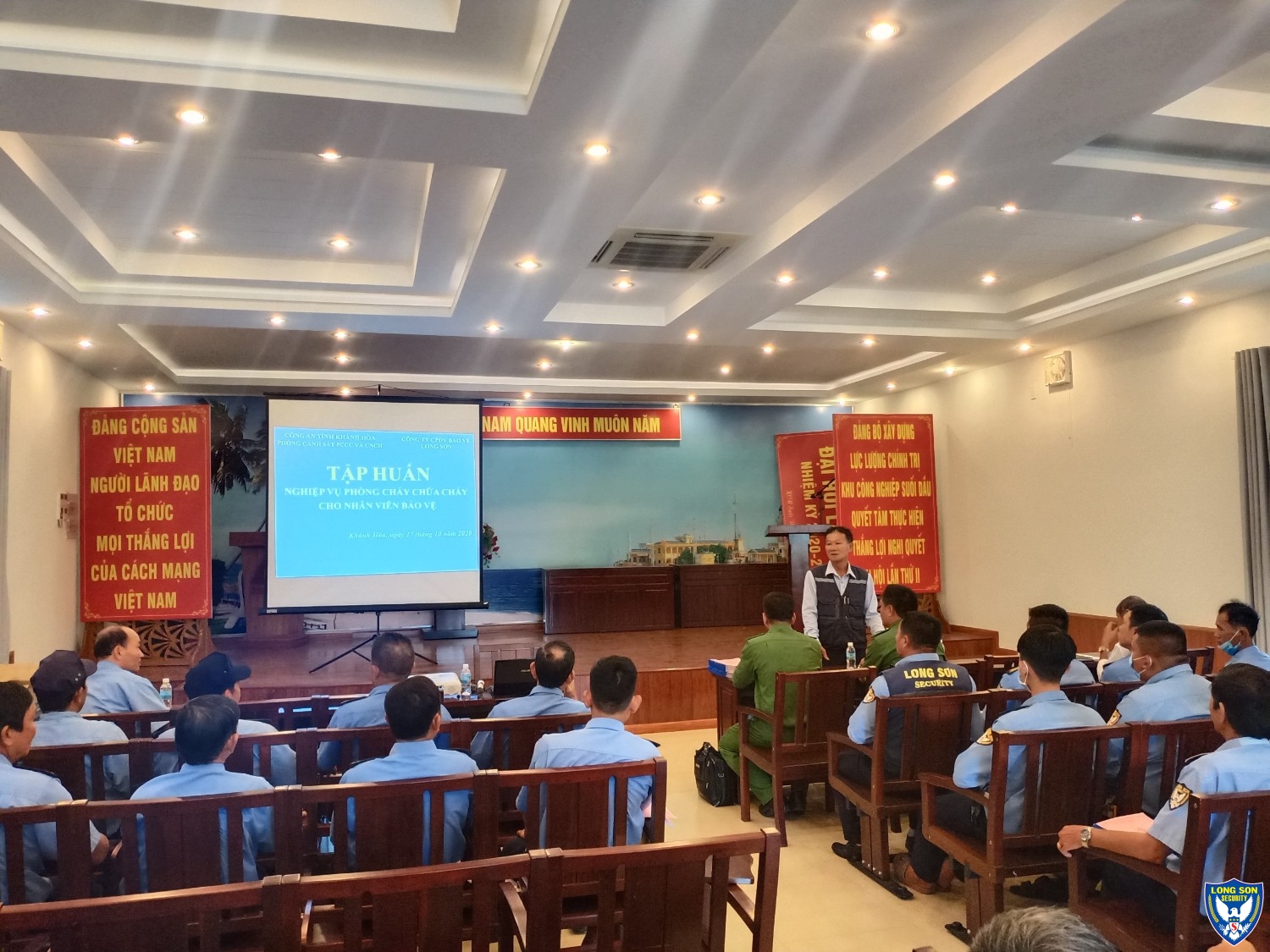 TẬP TUẤN PCCC VỚI CẢNH SÁT PHÒNG PCCC VÀ CNCH